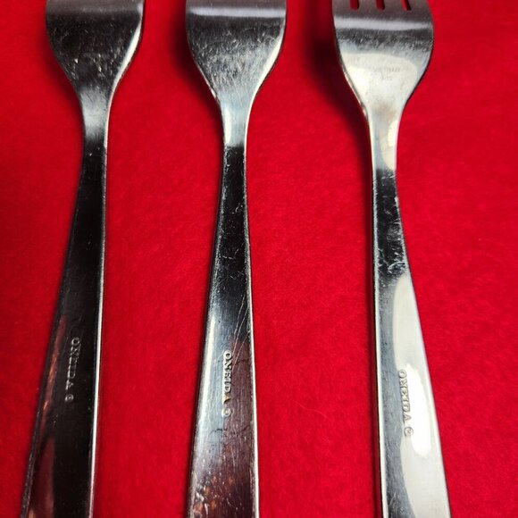 Oneida Forks Peninsula Castle Jordan Laura Pattern 7 7/8" Set of 3 - Picture 9 of 11